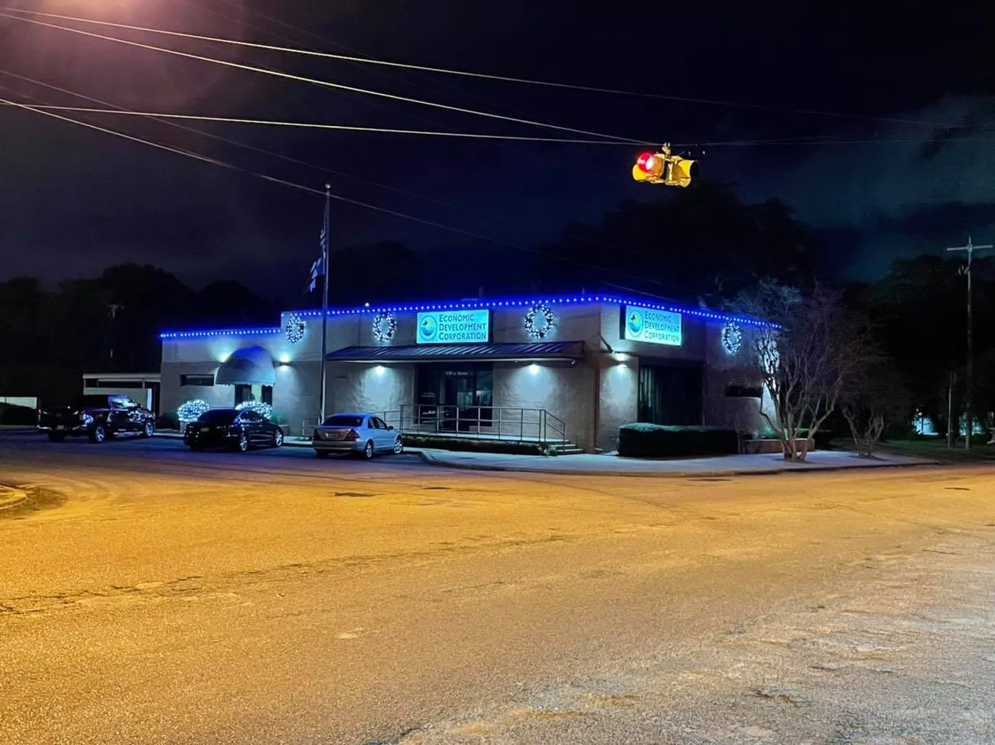 Commercial building with roof outlined and numerous wreaths